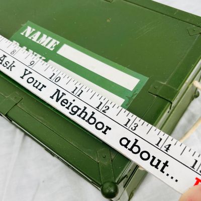 Lot 90 GI JOE plastic foot locker with 3 figures