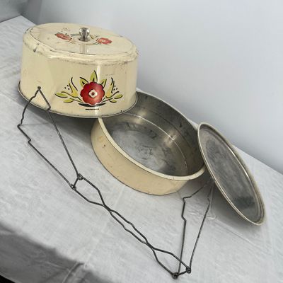 Lot 12 Vintage deluxe cake carrier
