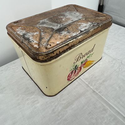 Lot 9 Vintage bread box