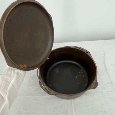 Lot 3 Lodge Dutch oven