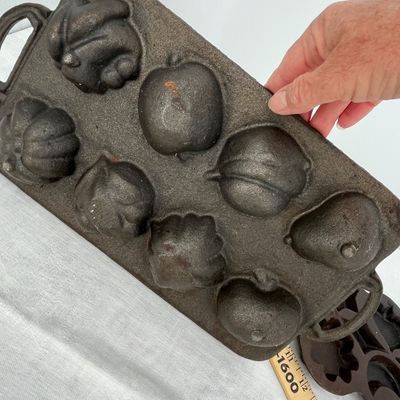 Lot 8 Cast Iron baking pans