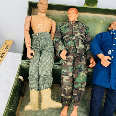 Lot 91 GI JOE foot locker with 4 action figures