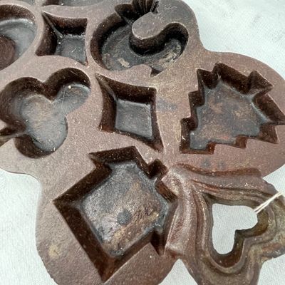 Lot 8 Cast Iron baking pans
