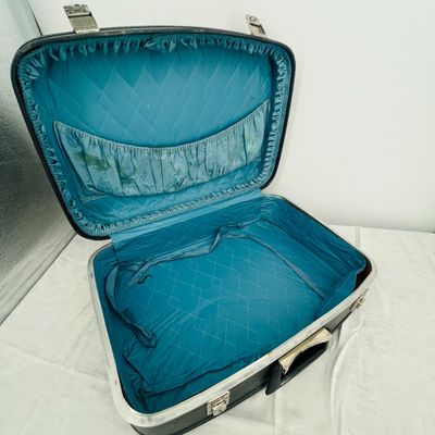 Lot 52 Vintage small suit case