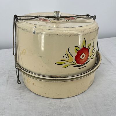 Lot 12 Vintage deluxe cake carrier