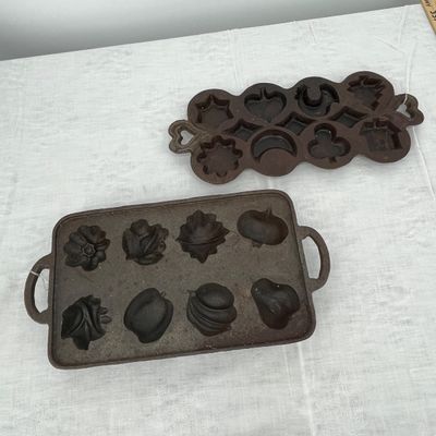 Lot 8 Cast Iron baking pans