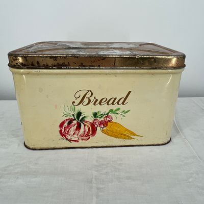 Lot 9 Vintage bread box