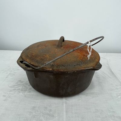 Lot 3 Lodge Dutch oven