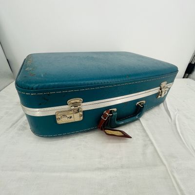 Lot 50 Vintage suitcase