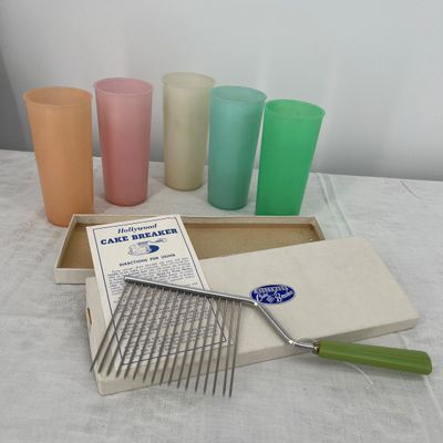 Lot 18 Vintage Tupperware & bakelite Handle cake server