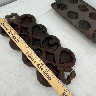 Lot 8 Cast Iron baking pans