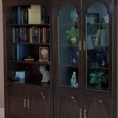 Ethan Allen Georgian Court Collection China Cabinet/Display Hutch