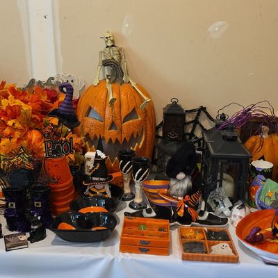 Collection of Assorted Halloween Seasonal Decor - Lot