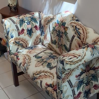 Traditional Upholstered Settee