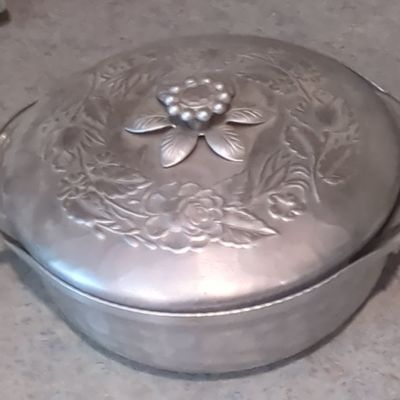 Vintage Everlast Hand-Forged Aluminum Covered Casserole Dish with Floral Motif