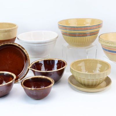 Sale Photo Thumbnail #252: Group of Assorted Vintage Mixing Bowls