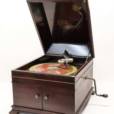 Sale Photo Thumbnail #332: Vintage Victor Victrola Talking Machine