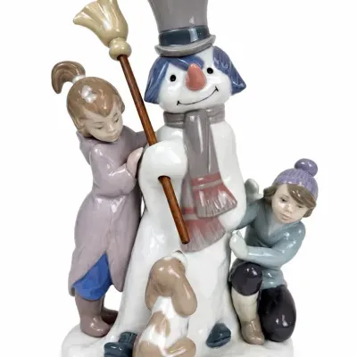 Lladro #5713 “The Snowman” Boy & Girl Building a Snowman Porcelain Figurine with Original Box