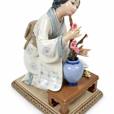 Lladro Japanese Woman Arranging Flowers Porcelain Figurine