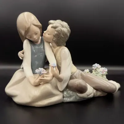 Lladró “Precious Gallantry” #5072 Boy & Girl with Flowers Porcelain Figurine – Original Box