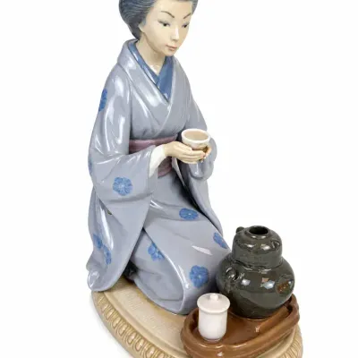Lladro #5122 “August Moon” Japanese Geisha Tea Ceremony Porcelain Figurine with Original Box