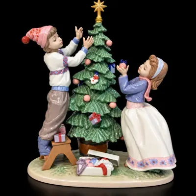 Lladró “Trimming the Tree” #5897 Christmas Porcelain Figurine with Original Box