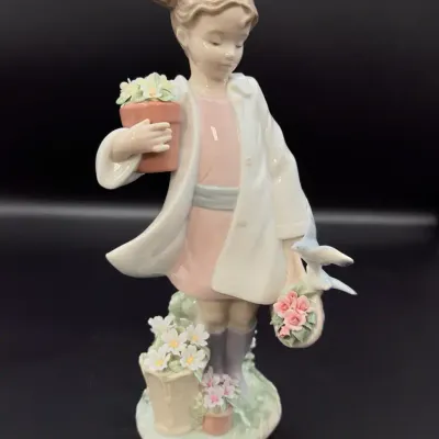 Lladró Utopia “Delicate Nature” #01008240 Porcelain Figurine with Original Box