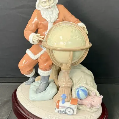 Lladró “Christmas Journey” #1813 Santa Claus with Globe Porcelain Figurine – Signed, Box & Papers