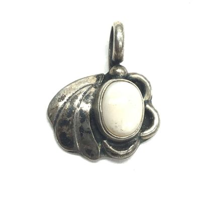 Navajo mother of pearl pendant