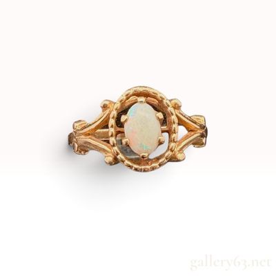 Vintage 10K Yellow Gold and Oval Cabochon Opal Cocktail Ring