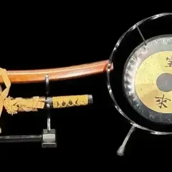  Hōrai Japanese Gong & Samurai Daishō Sword Display