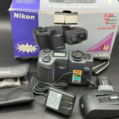 vintage Nikon Coolpix 995 digital camera With Box & Accessories