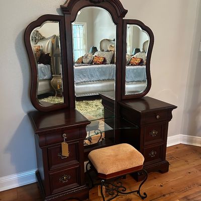 Sale Photo Thumbnail #86: Absolutely gorgeous vanity with stool