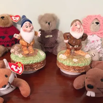 Sneezy And Bashful Music Boxes And TY Beanie Babies