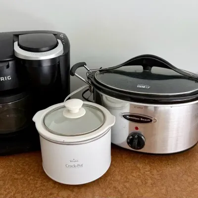 Small Kitchen Appliances (3) With Keurig, Rival & Hamilton Beach Crock Pots