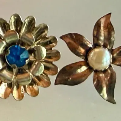 (2) Pairs Of Vintage Sterling Silver Flower Screw Back Earrings - Blue Stone & Faux Pearl Weight - 16.29 Grams