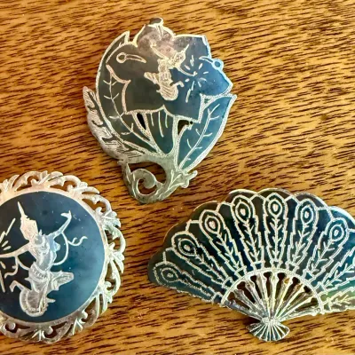 
(3) Vintage Sterling Silver And Black Siam Pins Brooches - Fan - Flower - Weight 30.72