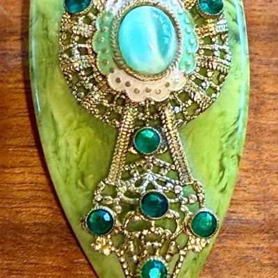 Vintage Art Deco Green Rhinestone Pearl BAKELITE Collar Scarf Clip Regal Shield