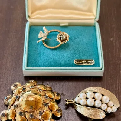
Forstner Gold Filled Bird Pin In Original Box - Lisner Faux Pearl Brooch - Gold Tone 60's Mod Pin