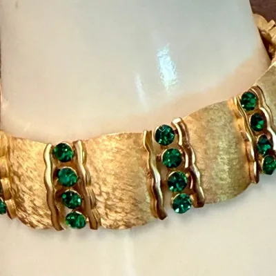 Trifari Brushed Gold Tone Metal And Faceted Green Stone 7 Inch Panel Bracelet