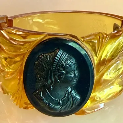 Antique Apple Juice Bakelite Clamper Hinged Bracelet With Black Cameo