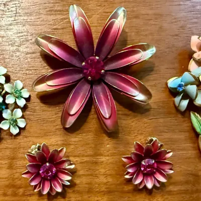 Coro Metal Starburst Flower Brooch & Matching Earrings / Austria Crystal Enamel Pin - Green Flower