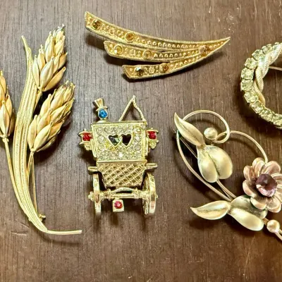 
Assorted Vintage Gold Tone & Filled Pins - Wheat - Carriage - Rhinestones