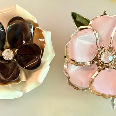 
(2) Vintage Enamel Flower Brooches Pink & Burgundy & White