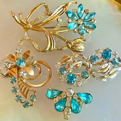 
(4) Vintage Blue Rhinestone Pins Brooches