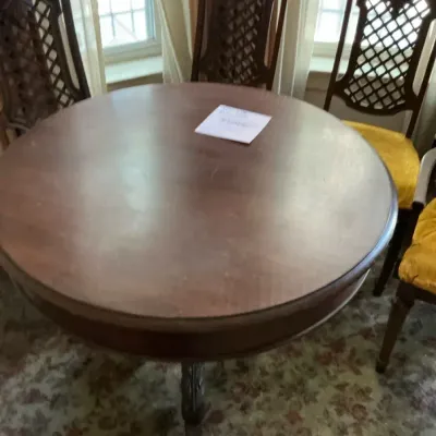 Traditional Round Pedestal Dining Table With Carved Paul Feet