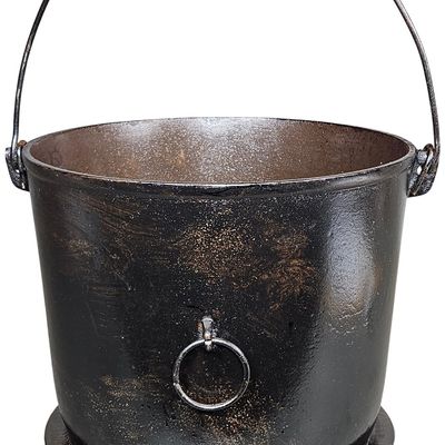 Sale Photo Thumbnail #550: Sidney Hollow Ware Co. No. 8 Cast Iron Three-Legged Cauldron