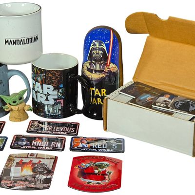 Sale Photo Thumbnail #600: Star Wars Themed Household Items and Topps Trading Card Lot