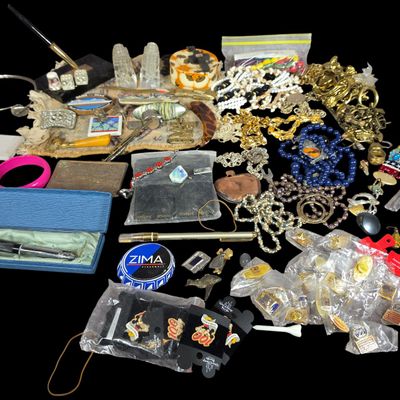 Sale Photo Thumbnail #114: Collection of Vintage and Contemporary Costume Jewelry, Memorabilia, and Novelty Collectibles