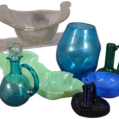 Sale Photo Thumbnail #435: A Collection of American Art and Decorative Glass Including Boyd Slag Glass